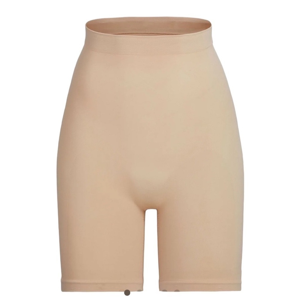 - SKIMS Sculpting short mid thigh New clay